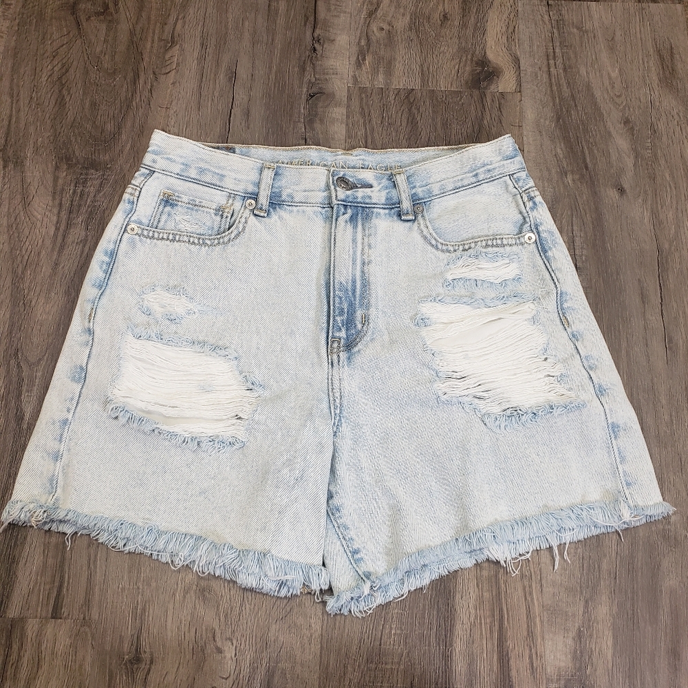 AE Mom Short Light Wash Women's 2 (28) High Rise Distressed Jean Shorts Raw Hem - Picture 1 of 8